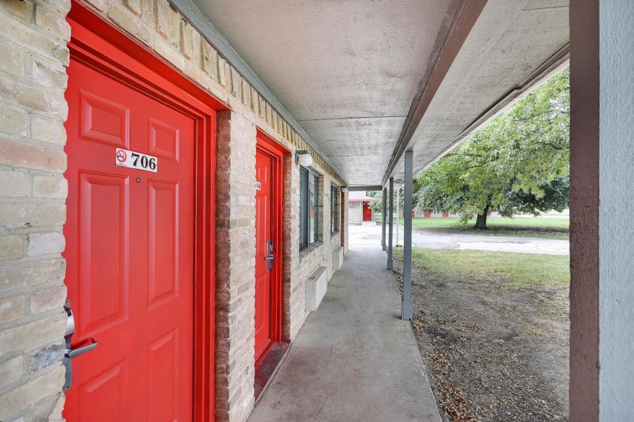 Americas Best Value Inn Lockhart Tx Экстерьер фото