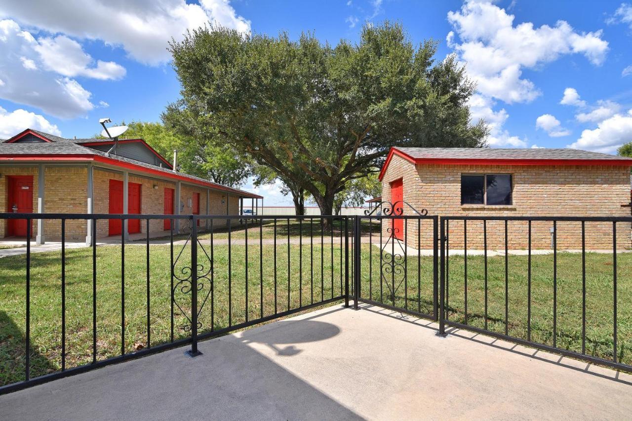 Americas Best Value Inn Lockhart Tx Экстерьер фото