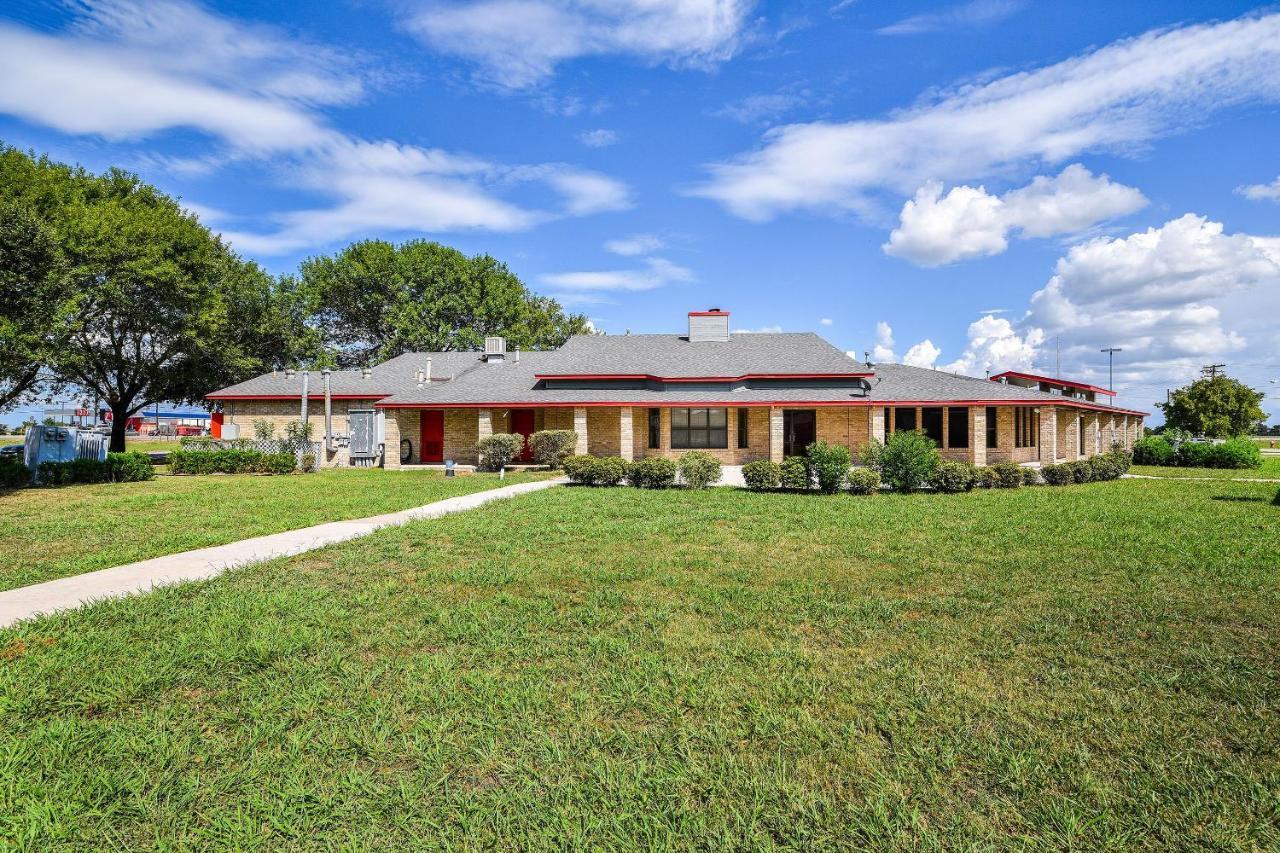 Americas Best Value Inn Lockhart Tx Экстерьер фото