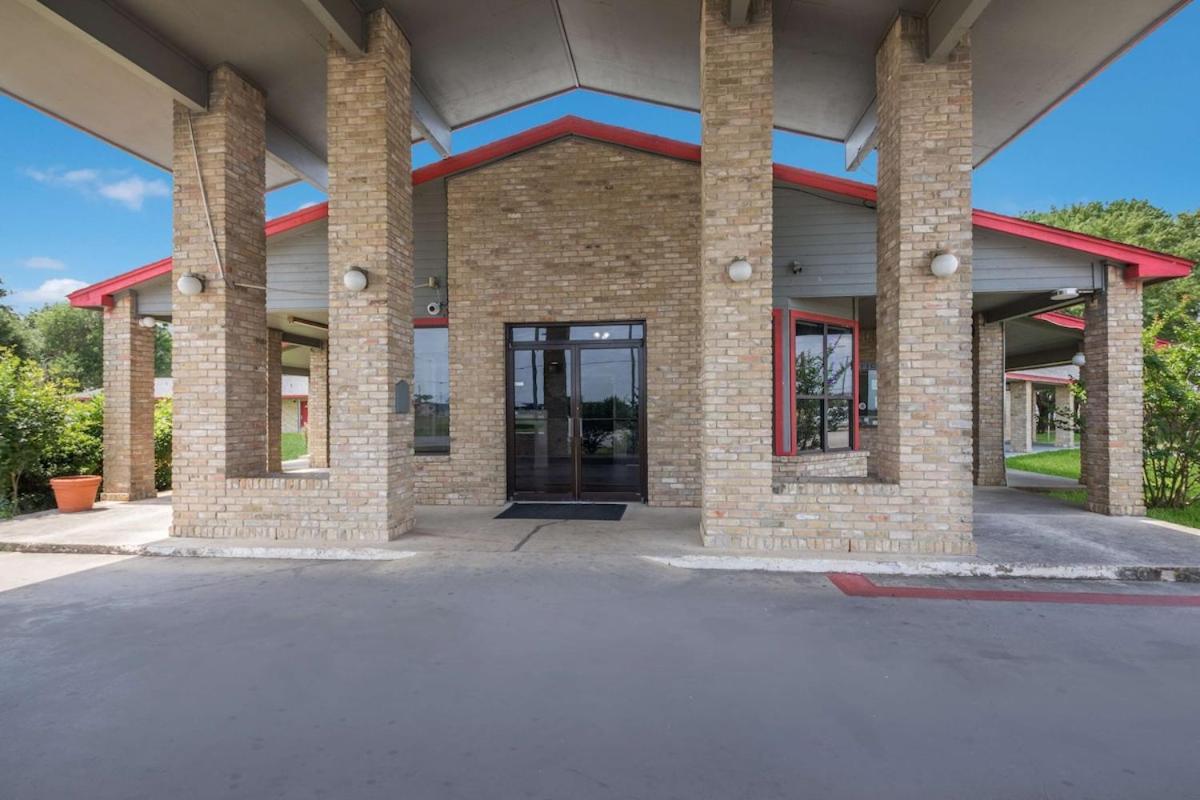 Americas Best Value Inn Lockhart Tx Экстерьер фото