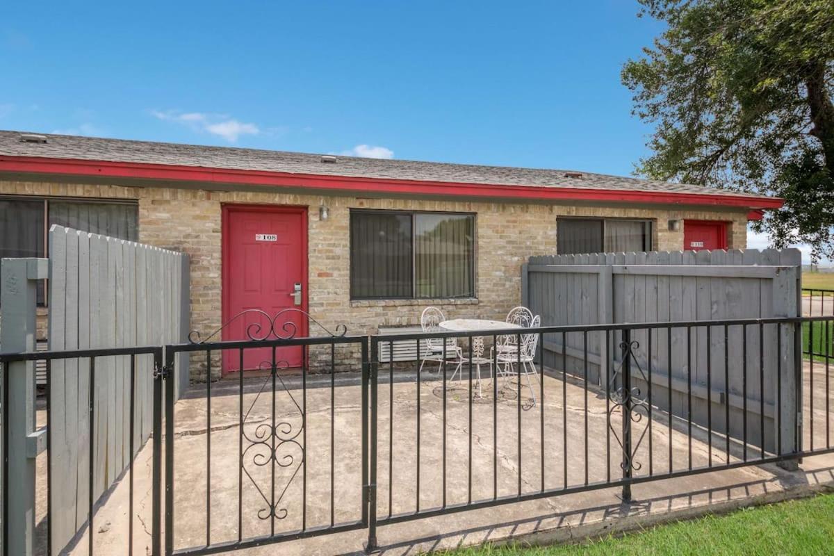 Americas Best Value Inn Lockhart Tx Экстерьер фото