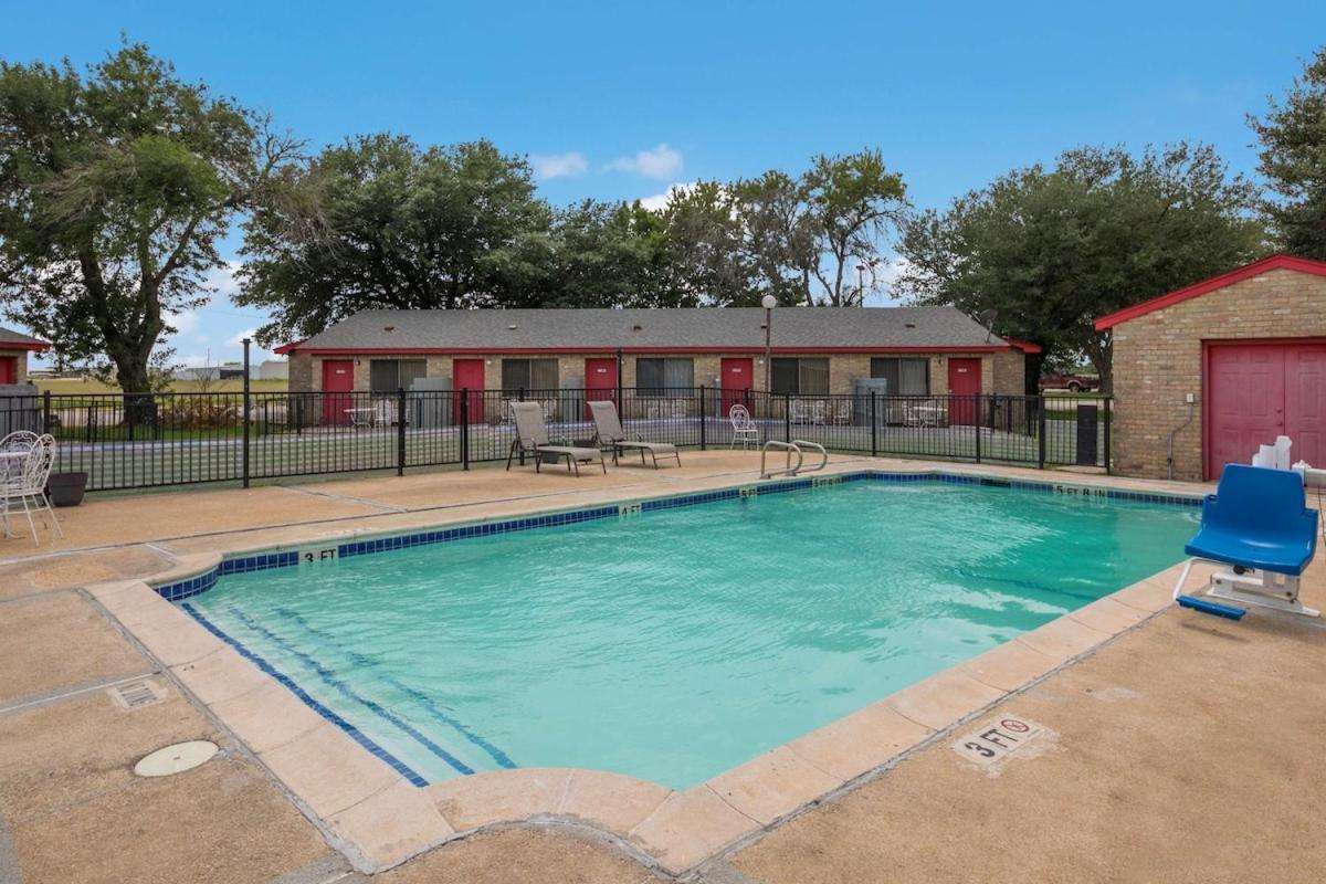 Americas Best Value Inn Lockhart Tx Экстерьер фото