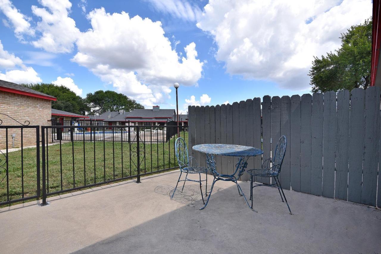 Americas Best Value Inn Lockhart Tx Экстерьер фото